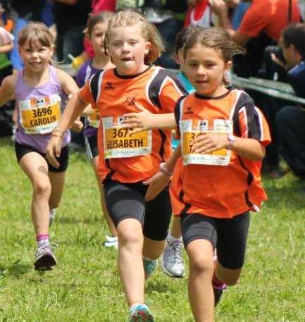 Elisabeth und Tabea Pichler beim Zielsprint am Reschensee