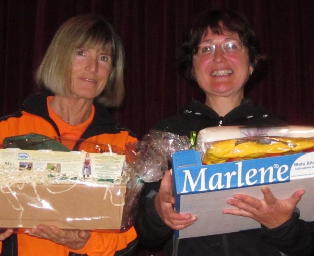 Marlene Zipperle (l.) mit Anna Moser bei der Preisverleihung