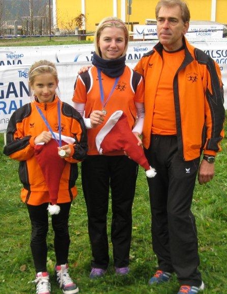 So sehen Sieger aus: Annika Oberrauch und Laura Riffesser mit Trainer Heinz Sachsalber