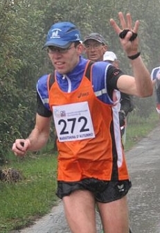 Auch unter strömendem Regen in guter Laune: Markus Wiedenhofer (Foto www.running.bz.it) 