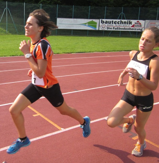 Lisa Schrott (links) beim 600 Meter Lauf