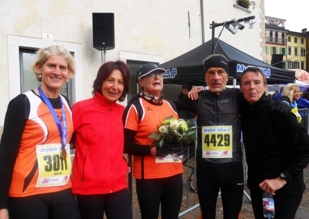 Maria-Luise Palma, Annelies Kofler, Margit Sandrini und Elisabeth Niedermair mit Damentrainer Roland Aufderklamm