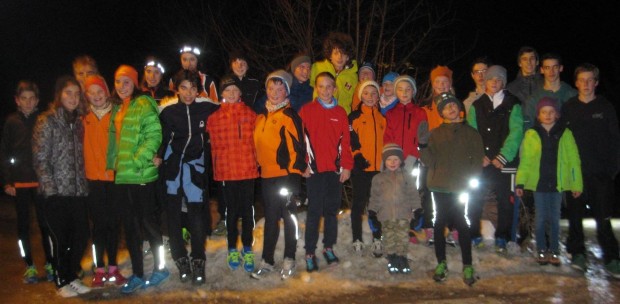 Gute Stimmung zu abendlicher Stunde: die Jugend des ASC Berg beim Mondscheinlauf