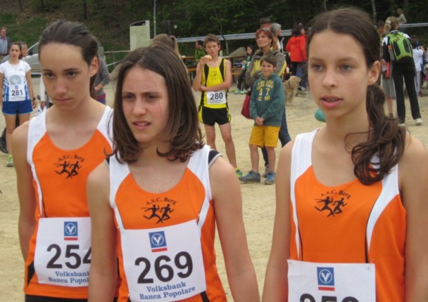 Stefanie Auer, Lisa Schrott und Lisa Harb kurz vor dem Start zum 1800 m Lauf