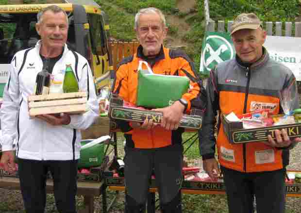 Roland Aufderklamm mit Luciano Spinnazzè und FranzTrogmann bei der Preisverleihung