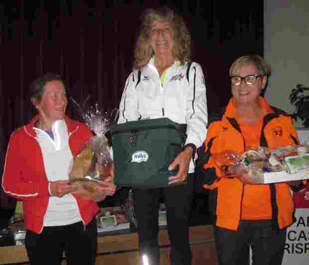 Margit Sandrini (re) bei der Siegerehrung in Girlan
