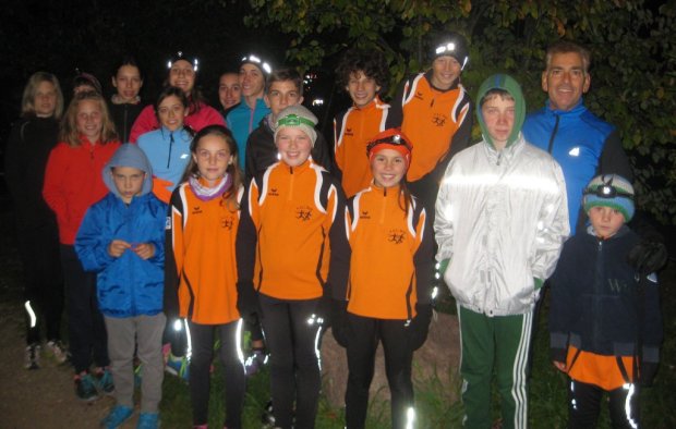 Spaß bei abendlichem Lauf: die Jugendgruppe des ASC Berg