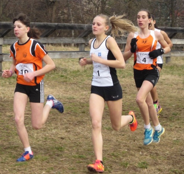 In aufstrebender Form: Ruth Hannah Hauser beim Georgsturm-Crosslauf. Mit im Bild: Emma Garber (SC Meran) und Nadja Auer.