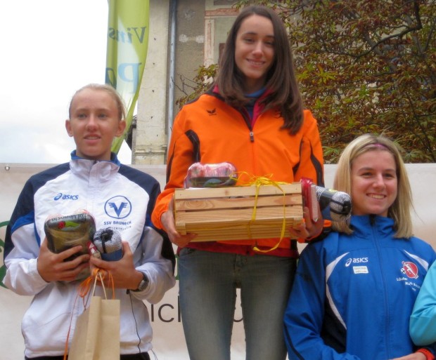 Stefanie Auer auf dem Siegespodest in Glurns