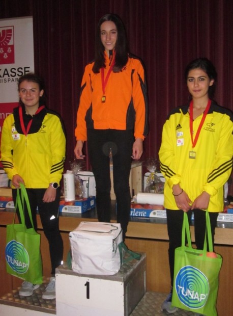 Stefanie Auer mit Daniela Ansaloni und Sanae Kouirhi bei der Siegerehrung in Girlan