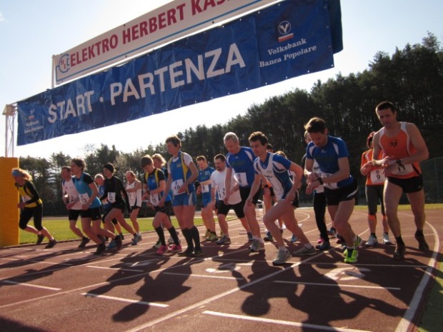 Der Start der ersten Läufer am Sportplatz Altenburg