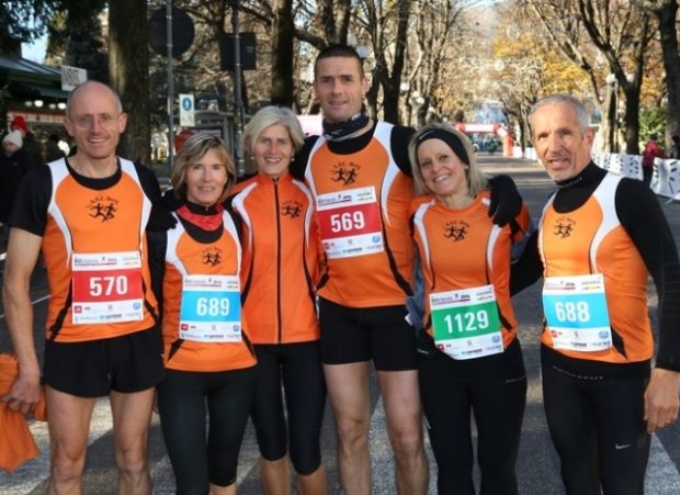 Einige Läuferinnen und Läufer des ASC Berg kurz vor dem Start zum Silvesterlauf in Bozen (Bildquelle: www.running.bz.it)