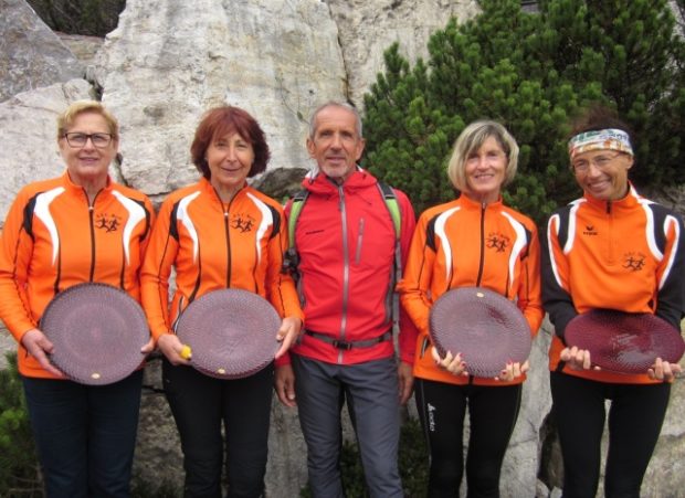 Strahlende Sieger: Helmut Müller mit den Gold-Ladies Margit Sandrini, Anneliese Kofler, Marlene Zipperle und Renate Maoro