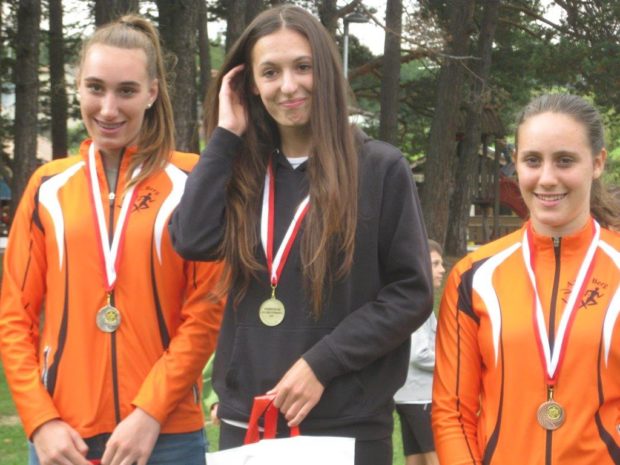  Nadja Auer und Lisa Schrott mit der Siegerin Sara Frick bei der Preisverleihung