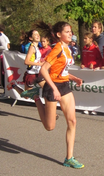 Laura Gadner beim Zielsprint in Sarnthein