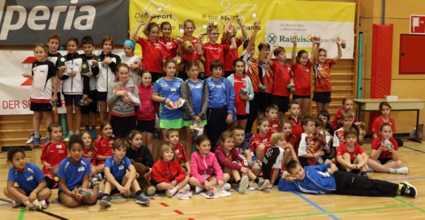 Gruppenbild der teilnehmenden Mannschaften an der Kinderolympiade in Meran