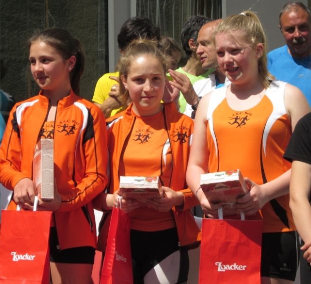 Tabea Pichler, Sophia Göller und Elisabeth Pichler bei der Preisverleihung in Laas