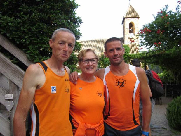 Peter Riffesser, Margit Sandrini und Robert Pichler im Innenhof von Burg Hocheppan