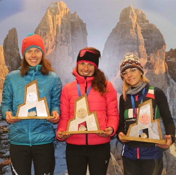 Natalie Andersag (l.) auf dem Siegespodest in Toblach